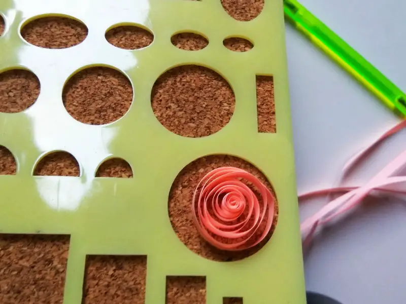 How to make flower using paper quilling (simple)