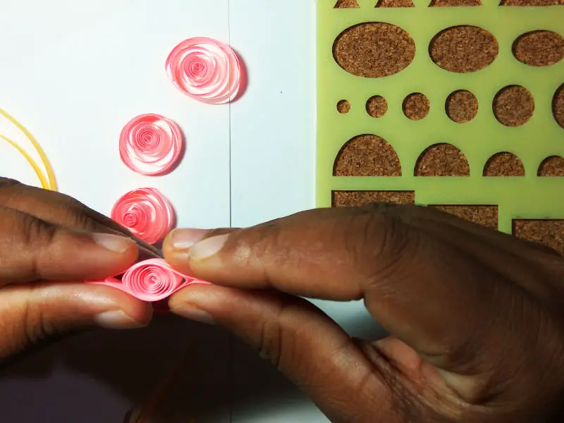 How to make flower using paper quilling (simple)