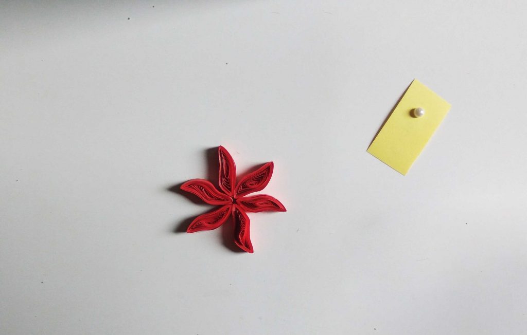 How to make a small paper quilling flower (easy craft)