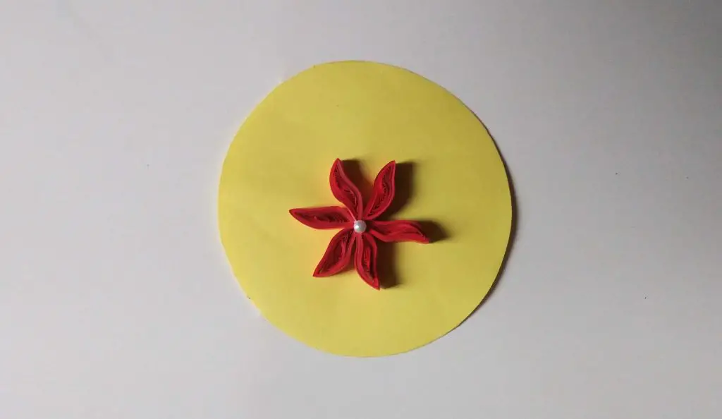 How to make a small paper quilling flower (easy craft)