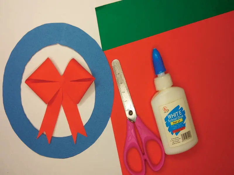 How to make a Christmas wreath out of paper 
