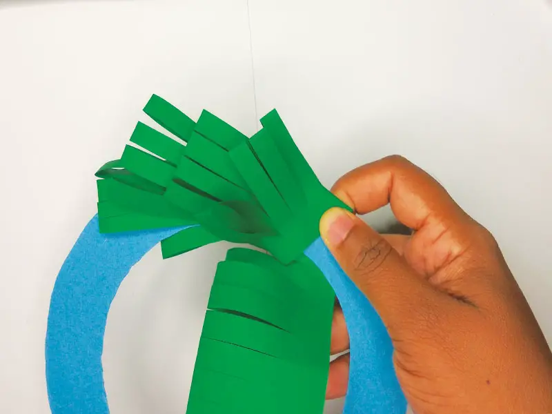 How to make a Christmas wreath out of paper 