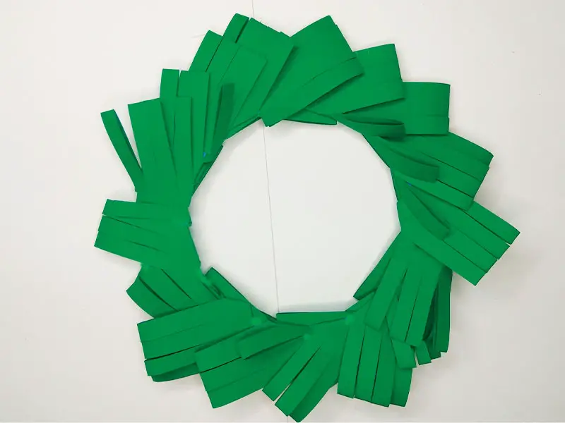 How to make a Christmas wreath out of paper 